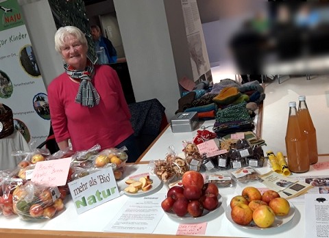 Anni Wieser mit Oeko Aepfeln und Apfelsaft Anni Wieser verkauft am Stand Oeko Aepfel und Apfelsaft aus eigenem Anbau