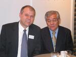 Gerhard R. Daiger führt Gespräch mit einem Geschäftspartner