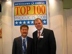Gerhard R. Daiger mit einem Messebesucher auf dem Messestand von Dr. Walser Dental