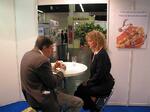 Beate Daiger im Gespräch mit einem interessierten Händler auf der IDS 2009